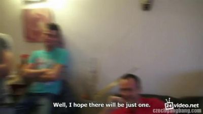 Молодая сучка обслуживает член и получает анальное наслаждение