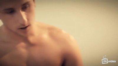 Молодая парочка взяла пример с порно и устроили русское домашнее жмж со страстными молодыми девками О