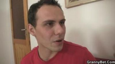 Парень и его сучка наслаждаются запретным видео, лизание анала в домашней русской порнухе