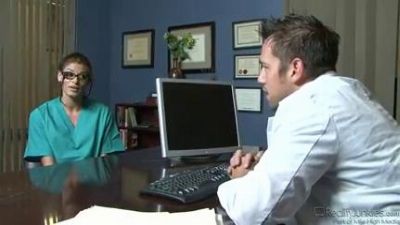 Молодой человек и его взбудораженная любовница. домашнее русское порно с греховным минетом, аналом и 